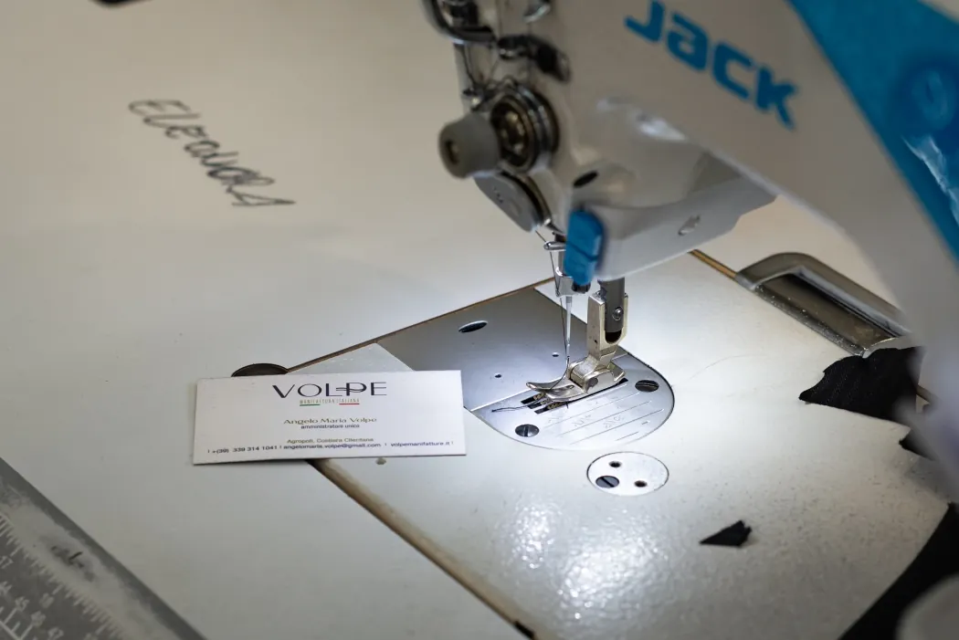Macchina da cucire con etichetta Volpe Manifatture