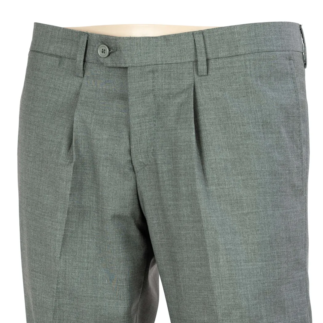 Vista frontale del pantalone grigio verde, Modello 04